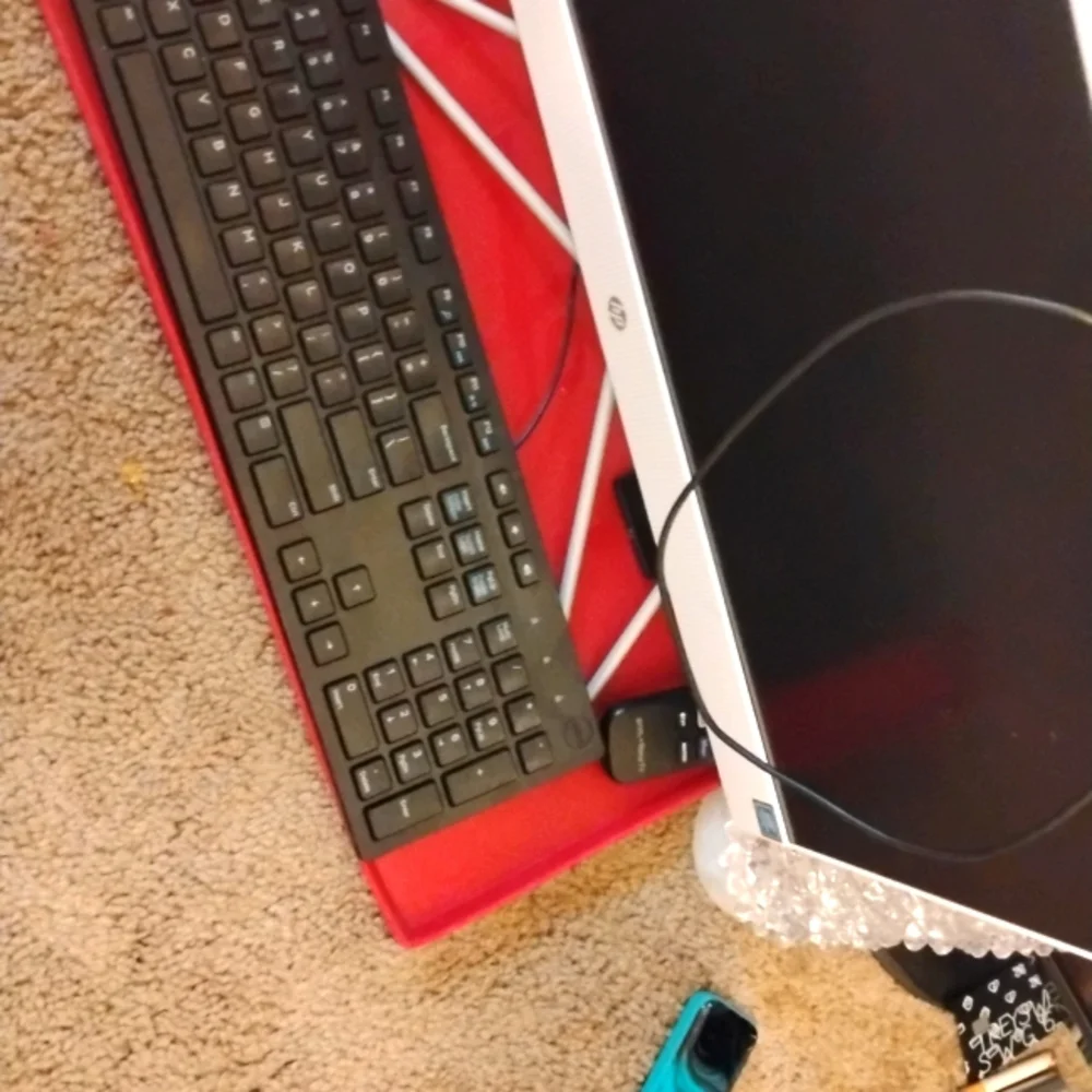 HP All-in-One Computer with Black Keyboard and headset
